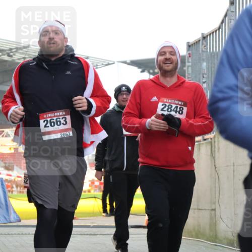 08.12.2024 - St. Pauli X-Mass-Run No. 14 H.Heesch http://msf.ph/oto/7489371 08.12.2024 10:03:59 Ziel 1912, 1949, 2093, 2098, 3070, 3072, 3260, 330, 624, 1678, 2093, 2094, 2098, 2663, 2759, 2848, 3062, 3063, 3070 meine-sportfotos.de