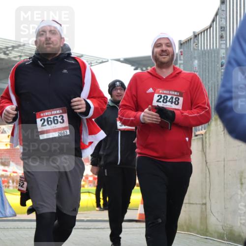 08.12.2024 - St. Pauli X-Mass-Run No. 14 H.Heesch http://msf.ph/oto/7489377 08.12.2024 10:04:00 Ziel 1912, 1949, 2093, 2098, 2663, 3070, 3072, 3260, 330, 624, 1678, 2093, 2094, 2098, 2663, 2759, 2848, 2955, 3062, 3063 meine-sportfotos.de
