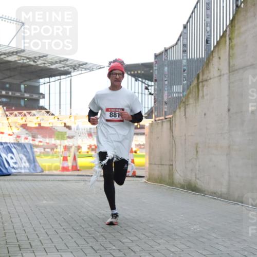 08.12.2024 - St. Pauli X-Mass-Run No. 14 H.Heesch http://msf.ph/oto/7489380 08.12.2024 09:55:27 Ziel 341, 881, 881, 907 meine-sportfotos.de