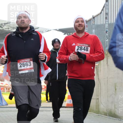 08.12.2024 - St. Pauli X-Mass-Run No. 14 H.Heesch http://msf.ph/oto/7489385 08.12.2024 10:04:00 Ziel 1912, 1949, 2093, 2098, 2663, 3070, 3072, 3260, 330, 624, 1678, 2093, 2094, 2098, 2663, 2759, 2848, 2955, 3062, 3063 meine-sportfotos.de