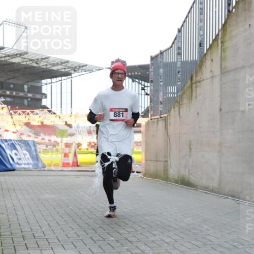 08.12.2024 - St. Pauli X-Mass-Run No. 14 H.Heesch http://msf.ph/oto/7489391 08.12.2024 09:55:27 Ziel 341, 881, 881, 907 meine-sportfotos.de