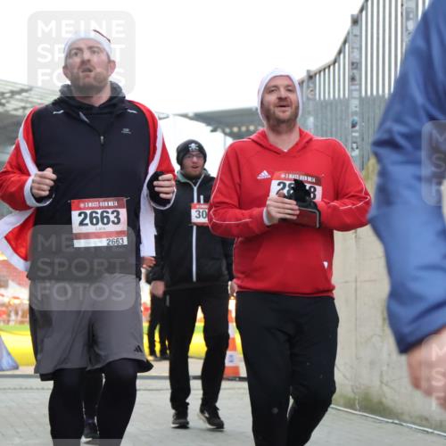 08.12.2024 - St. Pauli X-Mass-Run No. 14 H.Heesch http://msf.ph/oto/7489402 08.12.2024 10:04:00 Ziel 1912, 1949, 2093, 2098, 2663, 3070, 3072, 3260, 330, 624, 1678, 2093, 2094, 2098, 2663, 2759, 2848, 2955, 3062, 3063 meine-sportfotos.de