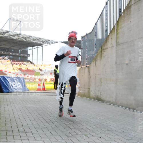 08.12.2024 - St. Pauli X-Mass-Run No. 14 H.Heesch http://msf.ph/oto/7489404 08.12.2024 09:55:27 Ziel 341, 881, 881, 907 meine-sportfotos.de