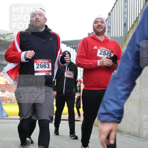 08.12.2024 - St. Pauli X-Mass-Run No. 14 H.Heesch http://msf.ph/oto/7489419 08.12.2024 10:04:00 Ziel 1912, 1949, 2093, 2098, 2663, 3070, 3072, 3260, 330, 624, 1678, 2093, 2094, 2098, 2663, 2759, 2848, 2955, 3062, 3063 meine-sportfotos.de