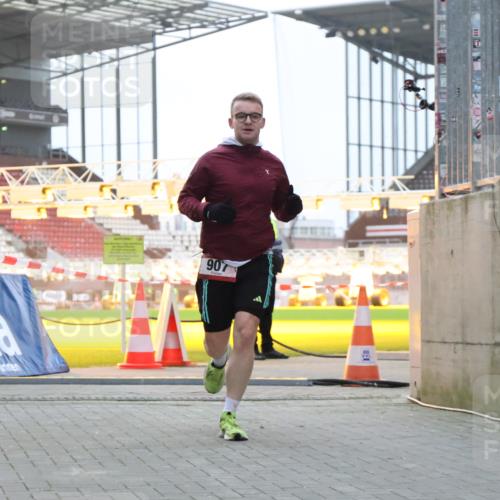 08.12.2024 - St. Pauli X-Mass-Run No. 14 H.Heesch http://msf.ph/oto/7489425 08.12.2024 09:55:30 Ziel 881, 907 meine-sportfotos.de