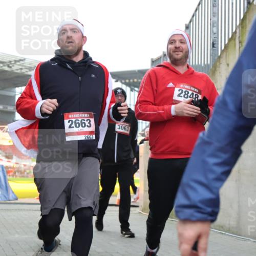 08.12.2024 - St. Pauli X-Mass-Run No. 14 H.Heesch http://msf.ph/oto/7489426 08.12.2024 10:04:00 Ziel 1912, 1949, 2093, 2098, 2663, 3070, 3072, 3260, 330, 624, 1678, 2093, 2094, 2098, 2663, 2759, 2848, 2955, 3062, 3063 meine-sportfotos.de