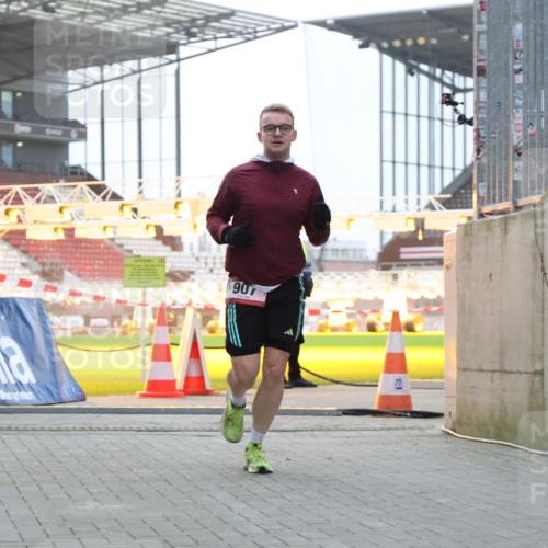 08.12.2024 - St. Pauli X-Mass-Run No. 14 H.Heesch http://msf.ph/oto/7489432 08.12.2024 09:55:30 Ziel 881, 907 meine-sportfotos.de