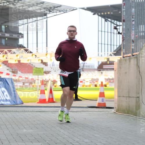 08.12.2024 - St. Pauli X-Mass-Run No. 14 H.Heesch http://msf.ph/oto/7489438 08.12.2024 09:55:30 Ziel 881, 907 meine-sportfotos.de