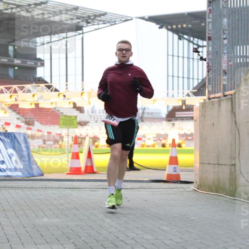 08.12.2024 - St. Pauli X-Mass-Run No. 14 H.Heesch http://msf.ph/oto/7489448 08.12.2024 09:55:30 Ziel 881, 907 meine-sportfotos.de