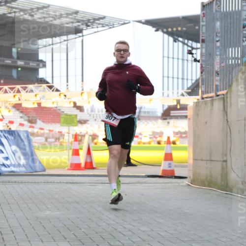 08.12.2024 - St. Pauli X-Mass-Run No. 14 H.Heesch http://msf.ph/oto/7489454 08.12.2024 09:55:30 Ziel 881, 907 meine-sportfotos.de