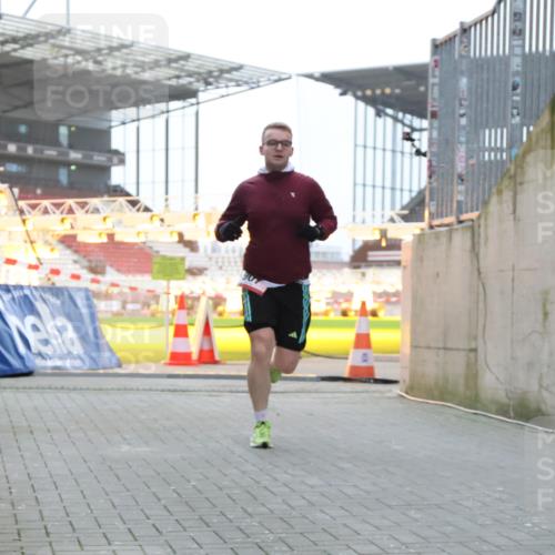 08.12.2024 - St. Pauli X-Mass-Run No. 14 H.Heesch http://msf.ph/oto/7489468 08.12.2024 09:55:30 Ziel 881, 907 meine-sportfotos.de
