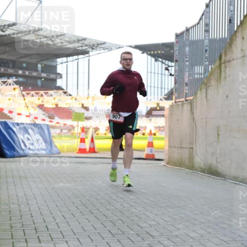08.12.2024 - St. Pauli X-Mass-Run No. 14 H.Heesch http://msf.ph/oto/7489486 08.12.2024 09:55:30 Ziel 881, 907 meine-sportfotos.de
