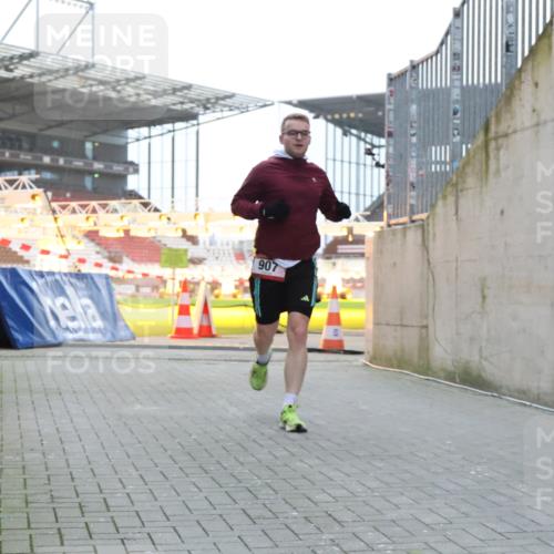 08.12.2024 - St. Pauli X-Mass-Run No. 14 H.Heesch http://msf.ph/oto/7489500 08.12.2024 09:55:30 Ziel 881, 907 meine-sportfotos.de