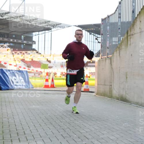 08.12.2024 - St. Pauli X-Mass-Run No. 14 H.Heesch http://msf.ph/oto/7489509 08.12.2024 09:55:30 Ziel 881, 907 meine-sportfotos.de