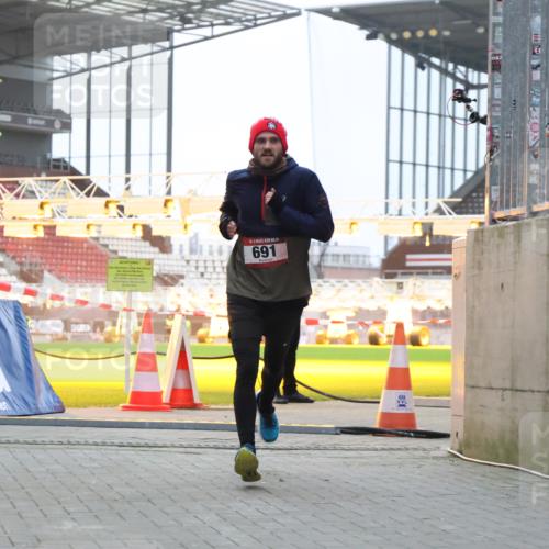 08.12.2024 - St. Pauli X-Mass-Run No. 14 H.Heesch http://msf.ph/oto/7489516 08.12.2024 09:55:38 Ziel 881, 907, 691 meine-sportfotos.de