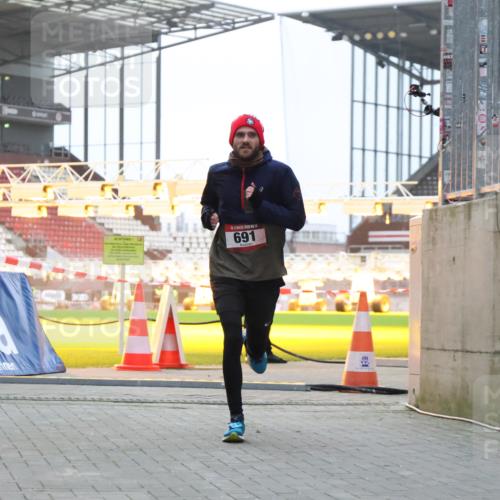 08.12.2024 - St. Pauli X-Mass-Run No. 14 H.Heesch http://msf.ph/oto/7489523 08.12.2024 09:55:38 Ziel 881, 907, 691 meine-sportfotos.de