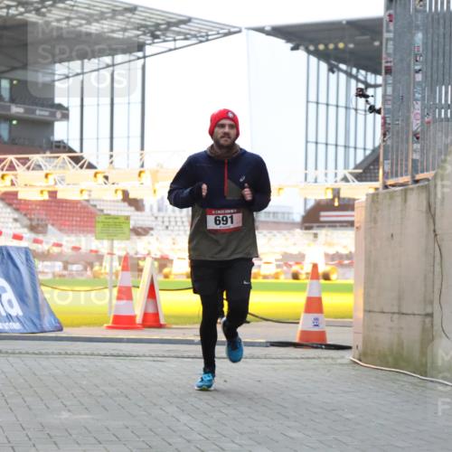 08.12.2024 - St. Pauli X-Mass-Run No. 14 H.Heesch http://msf.ph/oto/7489538 08.12.2024 09:55:38 Ziel 881, 907, 691 meine-sportfotos.de