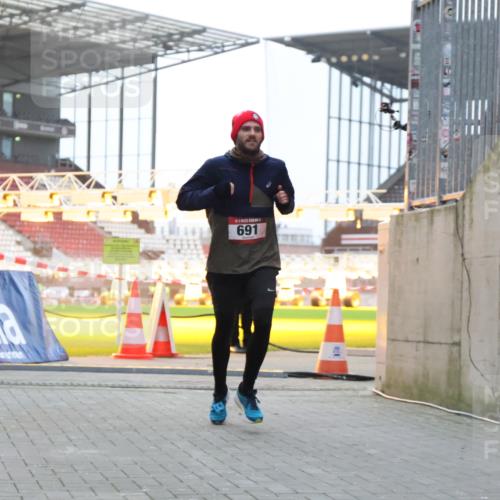 08.12.2024 - St. Pauli X-Mass-Run No. 14 H.Heesch http://msf.ph/oto/7489546 08.12.2024 09:55:38 Ziel 881, 907, 691 meine-sportfotos.de