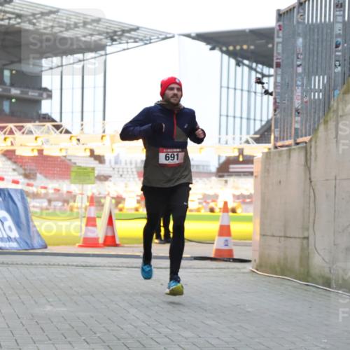 08.12.2024 - St. Pauli X-Mass-Run No. 14 H.Heesch http://msf.ph/oto/7489556 08.12.2024 09:55:38 Ziel 881, 907, 691 meine-sportfotos.de