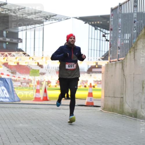08.12.2024 - St. Pauli X-Mass-Run No. 14 H.Heesch http://msf.ph/oto/7489564 08.12.2024 09:55:38 Ziel 881, 907, 691 meine-sportfotos.de