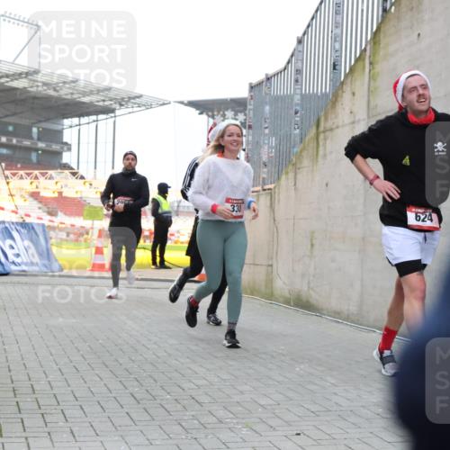 08.12.2024 - St. Pauli X-Mass-Run No. 14 H.Heesch http://msf.ph/oto/7489591 08.12.2024 10:04:05 Ziel 330, 1912, 1949, 2093, 2094, 2098, 2663, 2759, 2848, 3062, 3063, 3070, 3072, 330, 624, 1678, 2759, 2955, 3082, 3169, 3179, 3180 meine-sportfotos.de