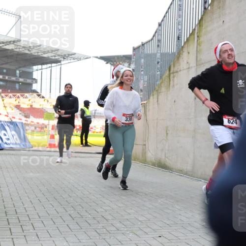 08.12.2024 - St. Pauli X-Mass-Run No. 14 H.Heesch http://msf.ph/oto/7489594 08.12.2024 10:04:05 Ziel 330, 1912, 1949, 2093, 2094, 2098, 2663, 2759, 2848, 3062, 3063, 3070, 3072, 330, 624, 1678, 2759, 2955, 3082, 3169, 3179, 3180 meine-sportfotos.de