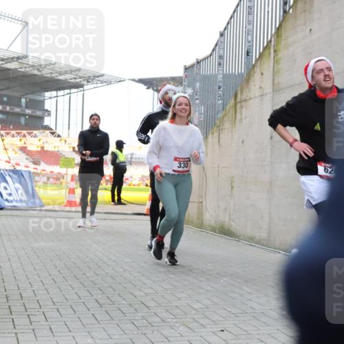 08.12.2024 - St. Pauli X-Mass-Run No. 14 H.Heesch http://msf.ph/oto/7489600 08.12.2024 10:04:05 Ziel 330, 1912, 1949, 2093, 2094, 2098, 2663, 2759, 2848, 3062, 3063, 3070, 3072, 330, 624, 1678, 2759, 2955, 3082, 3169, 3179, 3180 meine-sportfotos.de