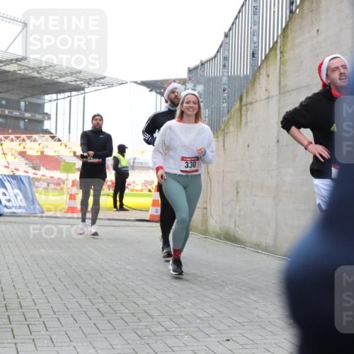 08.12.2024 - St. Pauli X-Mass-Run No. 14 H.Heesch http://msf.ph/oto/7489605 08.12.2024 10:04:06 Ziel 330, 624, 1912, 1949, 2093, 2094, 2098, 2663, 2759, 2848, 3062, 3063, 3070, 3072, 624, 1678, 2955, 3082, 3169, 3179, 3180 meine-sportfotos.de
