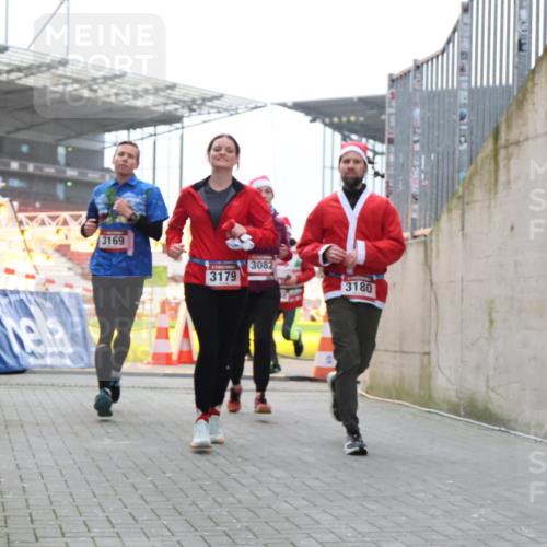 08.12.2024 - St. Pauli X-Mass-Run No. 14 H.Heesch http://msf.ph/oto/7489627 08.12.2024 10:04:10 Ziel 330, 624, 1678, 1912, 2093, 2094, 2098, 2663, 2759, 2848, 2955, 3062, 3063, 3070, 3072, 2219, 2948, 2955, 3071, 3082, 3169, 3179, 3180 meine-sportfotos.de