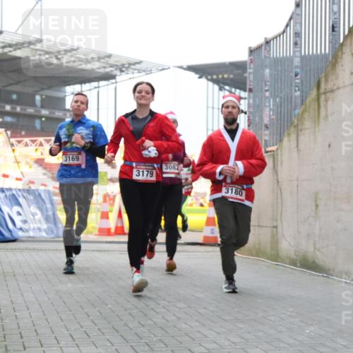 08.12.2024 - St. Pauli X-Mass-Run No. 14 H.Heesch http://msf.ph/oto/7489634 08.12.2024 10:04:10 Ziel 330, 624, 1678, 1912, 2093, 2094, 2098, 2663, 2759, 2848, 2955, 3062, 3063, 3070, 3072, 2219, 2948, 2955, 3071, 3082, 3169, 3179, 3180 meine-sportfotos.de