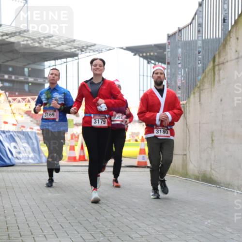 08.12.2024 - St. Pauli X-Mass-Run No. 14 H.Heesch http://msf.ph/oto/7489639 08.12.2024 10:04:10 Ziel 330, 624, 1678, 1912, 2093, 2094, 2098, 2663, 2759, 2848, 2955, 3062, 3063, 3070, 3072, 2219, 2948, 2955, 3071, 3082, 3169, 3179, 3180 meine-sportfotos.de