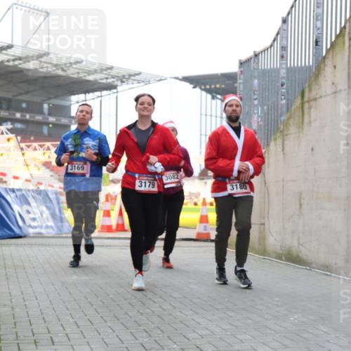 08.12.2024 - St. Pauli X-Mass-Run No. 14 H.Heesch http://msf.ph/oto/7489645 08.12.2024 10:04:10 Ziel 330, 624, 1678, 1912, 2093, 2094, 2098, 2663, 2759, 2848, 2955, 3062, 3063, 3070, 3072, 2219, 2948, 2955, 3071, 3082, 3169, 3179, 3180 meine-sportfotos.de