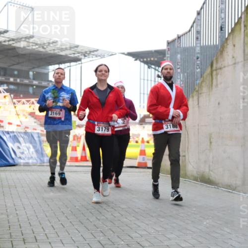 08.12.2024 - St. Pauli X-Mass-Run No. 14 H.Heesch http://msf.ph/oto/7489652 08.12.2024 10:04:10 Ziel 330, 624, 1678, 1912, 2093, 2094, 2098, 2663, 2759, 2848, 2955, 3062, 3063, 3070, 3072, 2219, 2948, 2955, 3071, 3082, 3169, 3179, 3180 meine-sportfotos.de
