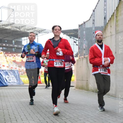 08.12.2024 - St. Pauli X-Mass-Run No. 14 H.Heesch http://msf.ph/oto/7489664 08.12.2024 10:04:10 Ziel 330, 624, 1678, 1912, 2093, 2094, 2098, 2663, 2759, 2848, 2955, 3062, 3063, 3070, 3072, 2219, 2948, 2955, 3071, 3082, 3169, 3179, 3180 meine-sportfotos.de