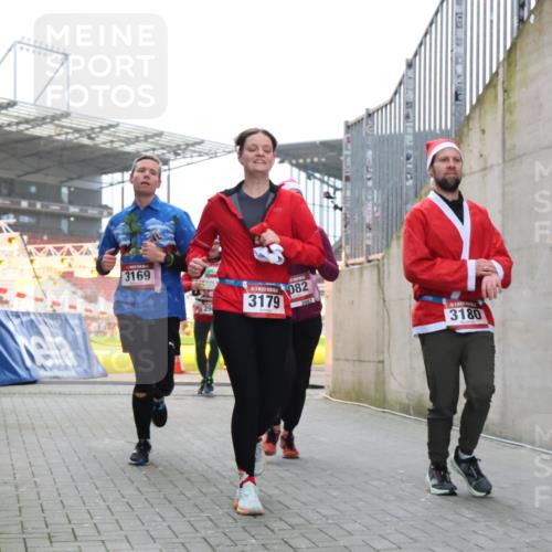 08.12.2024 - St. Pauli X-Mass-Run No. 14 H.Heesch http://msf.ph/oto/7489674 08.12.2024 10:04:11 Ziel 330, 624, 1678, 2093, 2094, 2098, 2663, 2759, 2848, 2955, 3062, 3063, 3070, 3082, 3179, 1565, 2219, 2819, 2948, 3071, 3082, 3169, 3179, 3180 meine-sportfotos.de