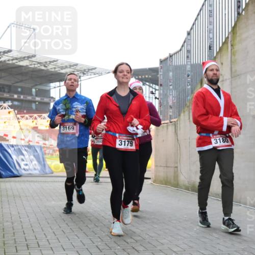08.12.2024 - St. Pauli X-Mass-Run No. 14 H.Heesch http://msf.ph/oto/7489679 08.12.2024 10:04:11 Ziel 330, 624, 1678, 2093, 2094, 2098, 2663, 2759, 2848, 2955, 3062, 3063, 3070, 3082, 3179, 1565, 2219, 2819, 2948, 3071, 3082, 3169, 3179, 3180 meine-sportfotos.de