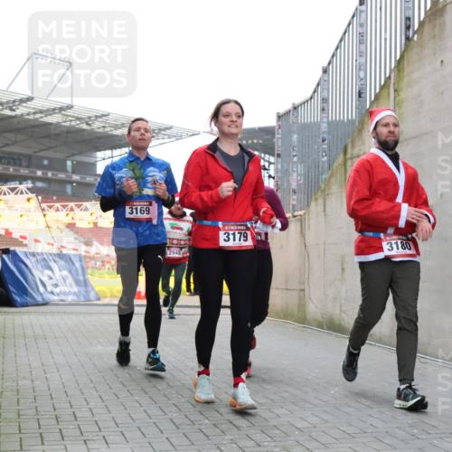 08.12.2024 - St. Pauli X-Mass-Run No. 14 H.Heesch http://msf.ph/oto/7489694 08.12.2024 10:04:11 Ziel 330, 624, 1678, 2093, 2094, 2098, 2663, 2759, 2848, 2955, 3062, 3063, 3070, 3082, 3179, 1565, 2219, 2819, 2948, 3071, 3082, 3169, 3179, 3180 meine-sportfotos.de