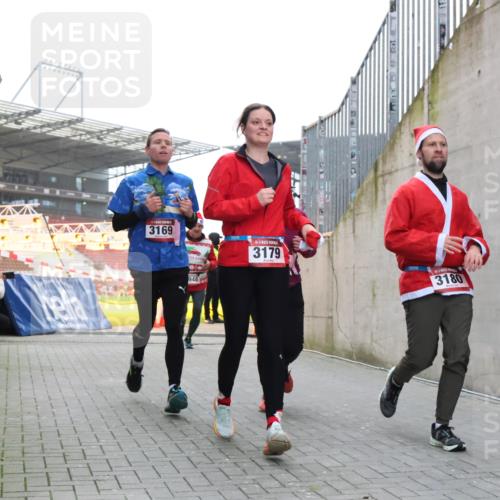08.12.2024 - St. Pauli X-Mass-Run No. 14 H.Heesch http://msf.ph/oto/7489700 08.12.2024 10:04:11 Ziel 330, 624, 1678, 2093, 2094, 2098, 2663, 2759, 2848, 2955, 3062, 3063, 3070, 3082, 3179, 1565, 2219, 2819, 2948, 3071, 3082, 3169, 3179, 3180 meine-sportfotos.de