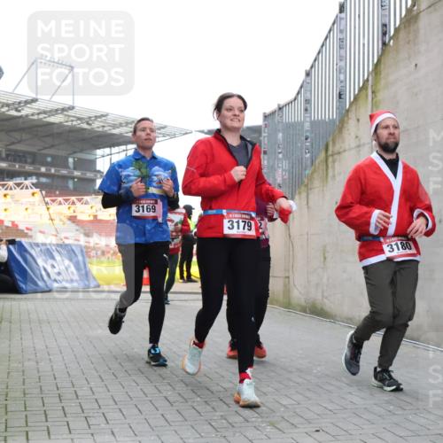 08.12.2024 - St. Pauli X-Mass-Run No. 14 H.Heesch http://msf.ph/oto/7489705 08.12.2024 10:04:11 Ziel 330, 624, 1678, 2093, 2094, 2098, 2663, 2759, 2848, 2955, 3062, 3063, 3070, 3082, 3179, 1565, 2219, 2819, 2948, 3071, 3082, 3169, 3179, 3180 meine-sportfotos.de