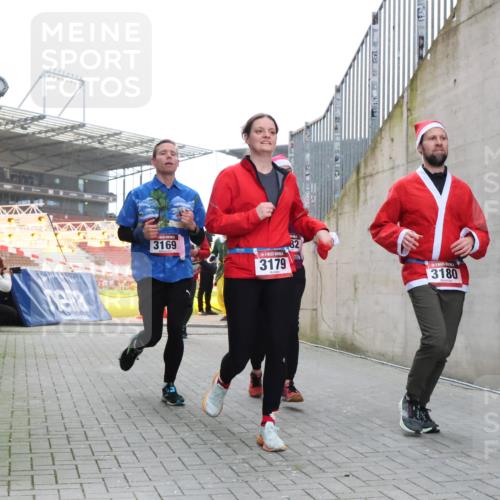 08.12.2024 - St. Pauli X-Mass-Run No. 14 H.Heesch http://msf.ph/oto/7489711 08.12.2024 10:04:11 Ziel 330, 624, 1678, 2093, 2094, 2098, 2663, 2759, 2848, 2955, 3062, 3063, 3070, 3082, 3179, 1565, 2219, 2819, 2948, 3071, 3082, 3169, 3179, 3180 meine-sportfotos.de
