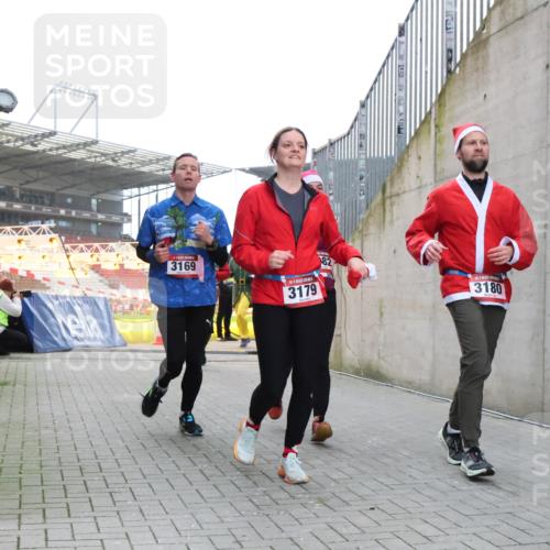 08.12.2024 - St. Pauli X-Mass-Run No. 14 H.Heesch http://msf.ph/oto/7489716 08.12.2024 10:04:11 Ziel 330, 624, 1678, 2093, 2094, 2098, 2663, 2759, 2848, 2955, 3062, 3063, 3070, 3082, 3179, 1565, 2219, 2819, 2948, 3071, 3082, 3169, 3179, 3180 meine-sportfotos.de