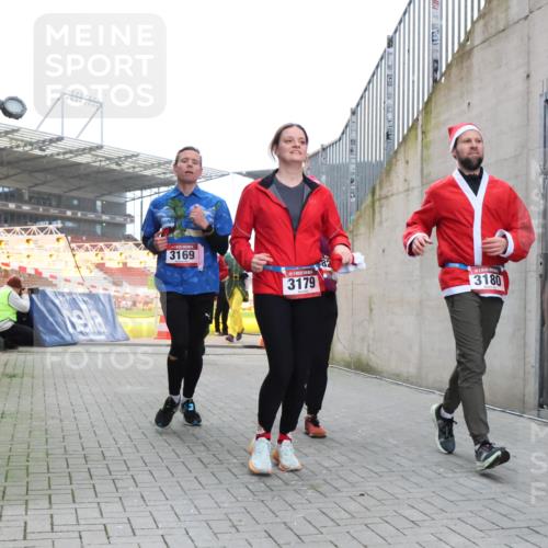 08.12.2024 - St. Pauli X-Mass-Run No. 14 H.Heesch http://msf.ph/oto/7489722 08.12.2024 10:04:11 Ziel 330, 624, 1678, 2093, 2094, 2098, 2663, 2759, 2848, 2955, 3062, 3063, 3070, 3082, 3179, 1565, 2219, 2819, 2948, 3071, 3082, 3169, 3179, 3180 meine-sportfotos.de