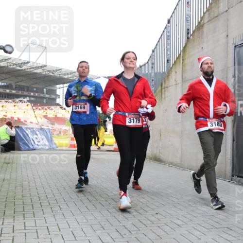 08.12.2024 - St. Pauli X-Mass-Run No. 14 H.Heesch http://msf.ph/oto/7489726 08.12.2024 10:04:11 Ziel 330, 624, 1678, 2093, 2094, 2098, 2663, 2759, 2848, 2955, 3062, 3063, 3070, 3082, 3179, 1565, 2219, 2819, 2948, 3071, 3082, 3169, 3179, 3180 meine-sportfotos.de