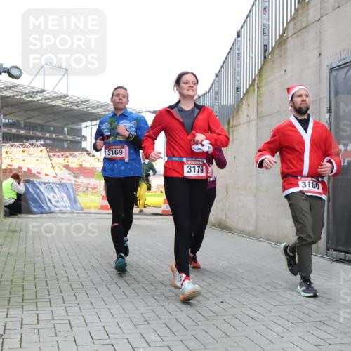 08.12.2024 - St. Pauli X-Mass-Run No. 14 H.Heesch http://msf.ph/oto/7489732 08.12.2024 10:04:11 Ziel 330, 624, 1678, 2093, 2094, 2098, 2663, 2759, 2848, 2955, 3062, 3063, 3070, 3082, 3179, 1565, 2219, 2819, 2948, 3071, 3082, 3169, 3179, 3180 meine-sportfotos.de