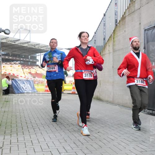 08.12.2024 - St. Pauli X-Mass-Run No. 14 H.Heesch http://msf.ph/oto/7489737 08.12.2024 10:04:11 Ziel 330, 624, 1678, 2093, 2094, 2098, 2663, 2759, 2848, 2955, 3062, 3063, 3070, 3082, 3179, 1565, 2219, 2819, 2948, 3071, 3082, 3169, 3179, 3180 meine-sportfotos.de