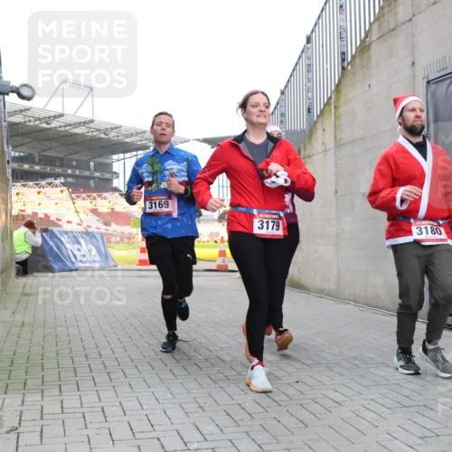 08.12.2024 - St. Pauli X-Mass-Run No. 14 H.Heesch http://msf.ph/oto/7489743 08.12.2024 10:04:11 Ziel 330, 624, 1678, 2093, 2094, 2098, 2663, 2759, 2848, 2955, 3062, 3063, 3070, 3082, 3179, 1565, 2219, 2819, 2948, 3071, 3082, 3169, 3179, 3180 meine-sportfotos.de