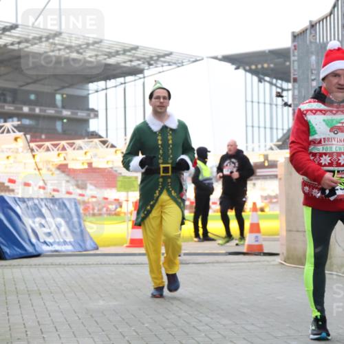 08.12.2024 - St. Pauli X-Mass-Run No. 14 H.Heesch http://msf.ph/oto/7489746 08.12.2024 10:04:14 Ziel 330, 624, 1678, 2094, 2663, 2759, 2848, 2955, 3062, 3063, 3082, 3169, 3179, 3180, 1565, 1788, 1870, 2219, 2819, 2933, 2948, 3071, 3169, 3180 meine-sportfotos.de