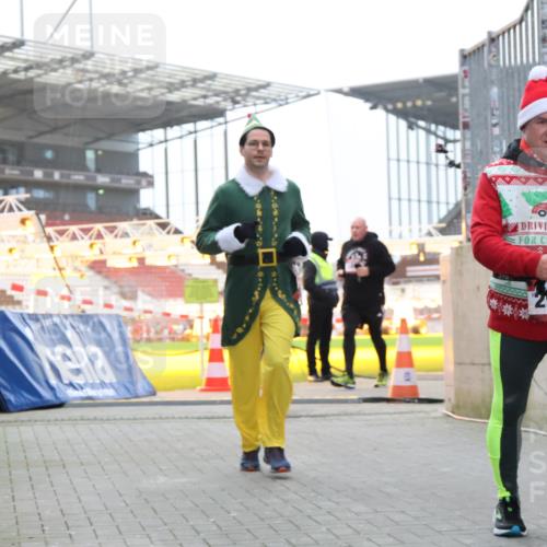 08.12.2024 - St. Pauli X-Mass-Run No. 14 H.Heesch http://msf.ph/oto/7489751 08.12.2024 10:04:14 Ziel 330, 624, 1678, 2094, 2663, 2759, 2848, 2955, 3062, 3063, 3082, 3169, 3179, 3180, 1565, 1788, 1870, 2219, 2819, 2933, 2948, 3071, 3169, 3180 meine-sportfotos.de