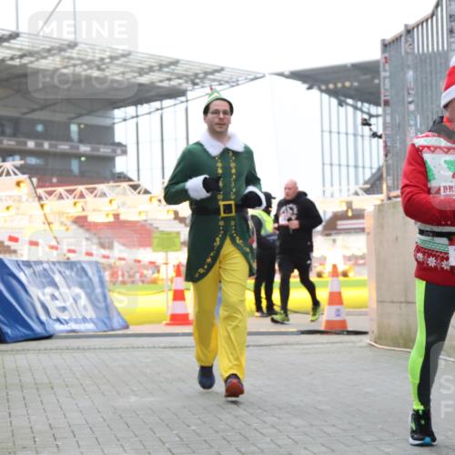 08.12.2024 - St. Pauli X-Mass-Run No. 14 H.Heesch http://msf.ph/oto/7489757 08.12.2024 10:04:14 Ziel 330, 624, 1678, 2094, 2663, 2759, 2848, 2955, 3062, 3063, 3082, 3169, 3179, 3180, 1565, 1788, 1870, 2219, 2819, 2933, 2948, 3071, 3169, 3180 meine-sportfotos.de