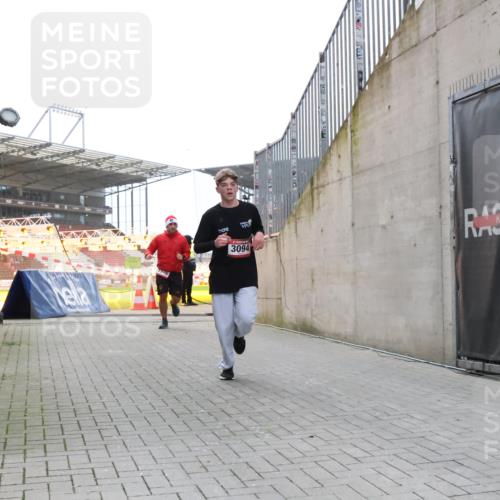 08.12.2024 - St. Pauli X-Mass-Run No. 14 H.Heesch http://msf.ph/oto/7489761 08.12.2024 09:56:07 Ziel 2911, 3094, 438, 1946, 3094 meine-sportfotos.de